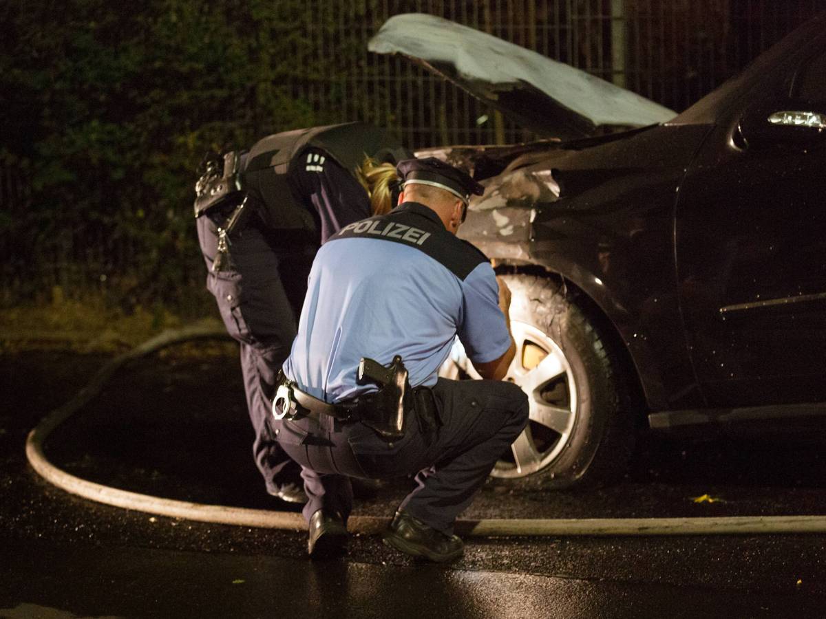 Unbekannte haben sechs Fahrzeuge in Köln angezündet. Das Symbolfoto zeigt einen ähnlichen Fall von Brandstiftung in Berlin.