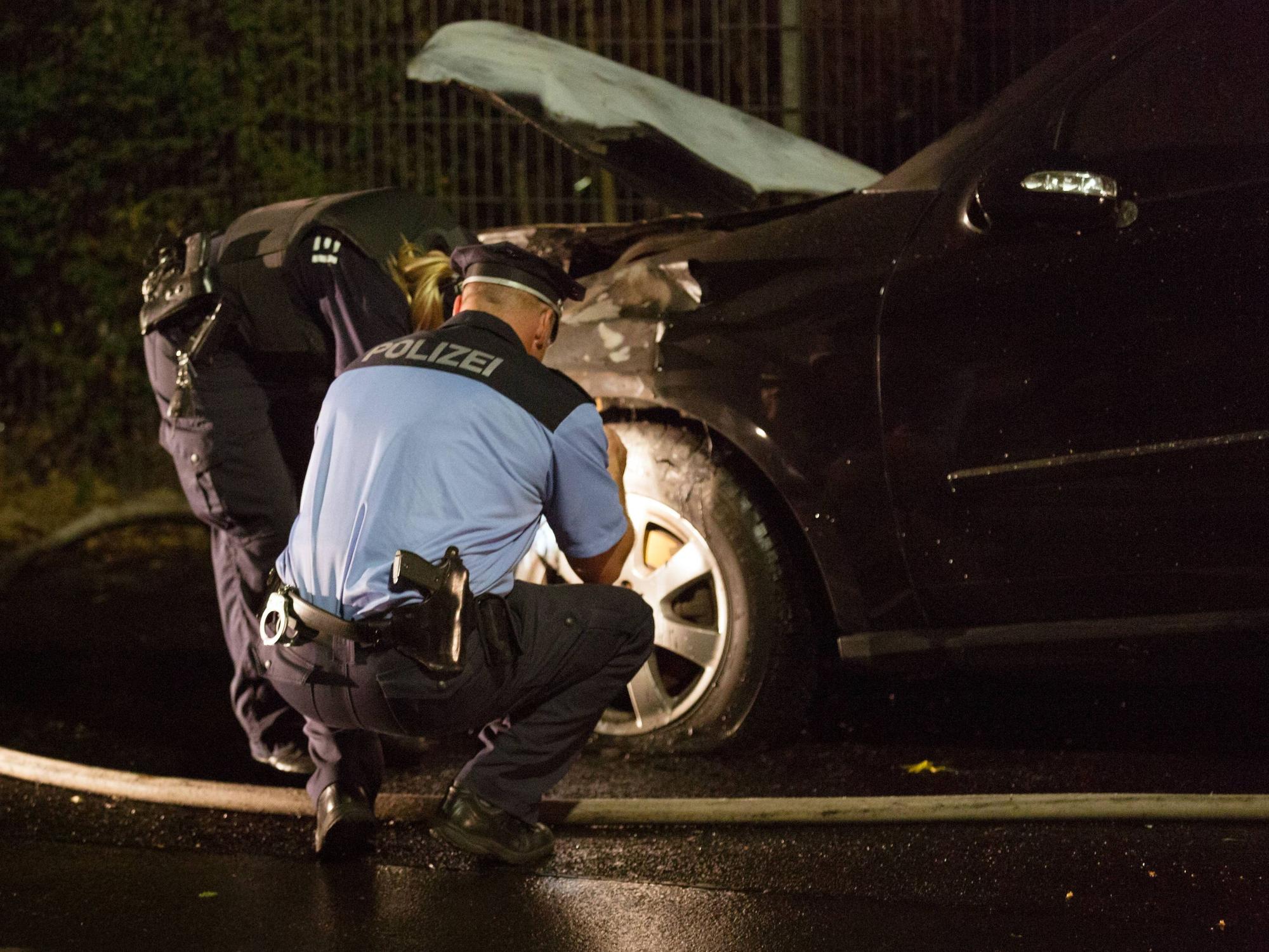 Unbekannte haben sechs Fahrzeuge in Köln angezündet. Das Symbolfoto zeigt einen ähnlichen Fall von Brandstiftung in Berlin.