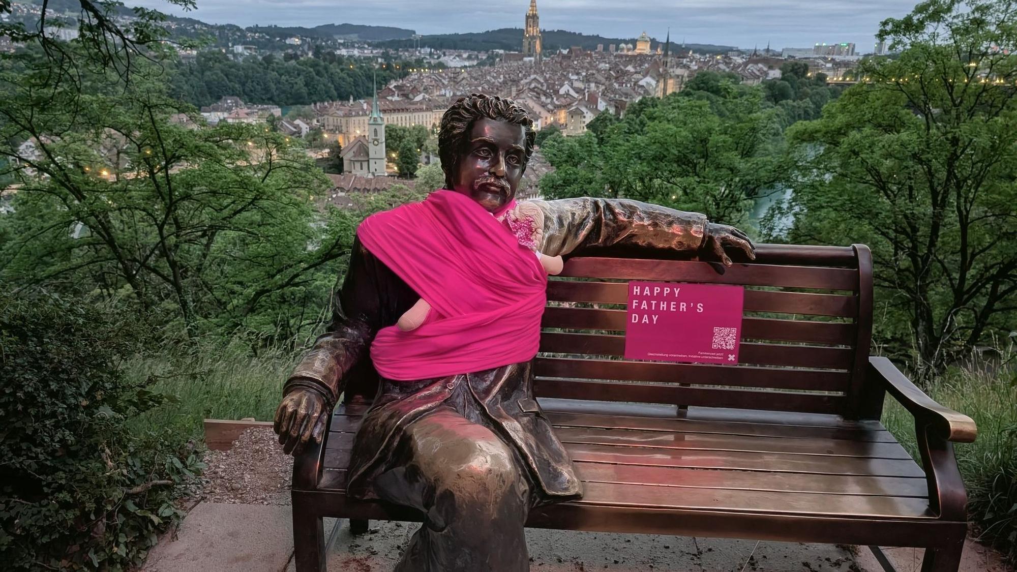 Einstein mit Babytragetuch in Bern