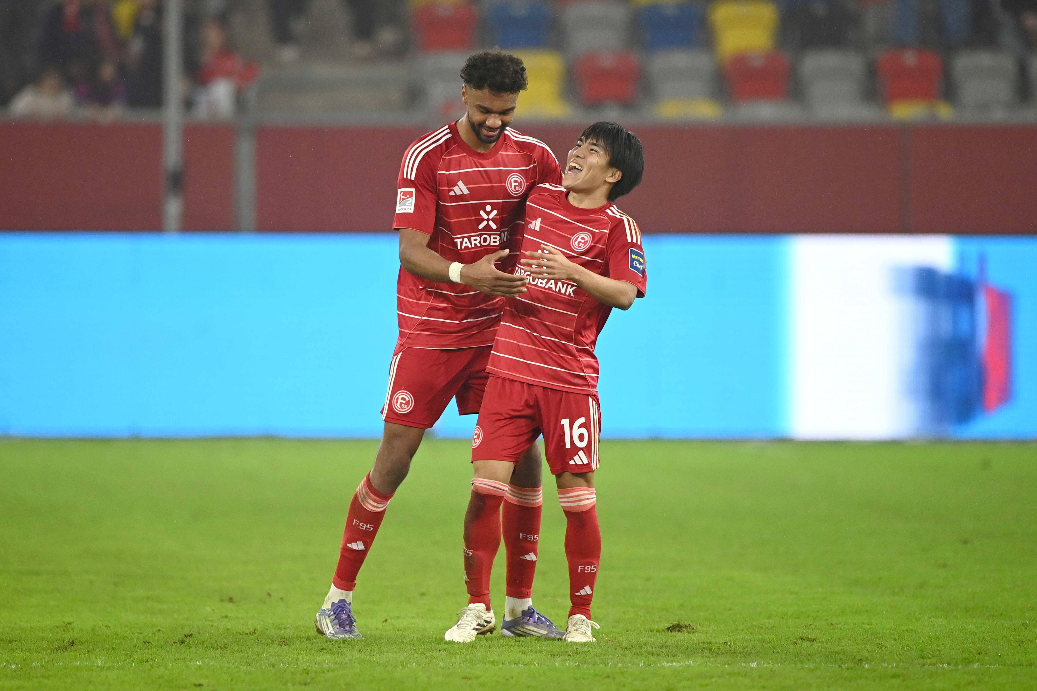 Elias Egouli und Satoshi Tanaka (r.) mit guter Laune auf dem Spielfeld.