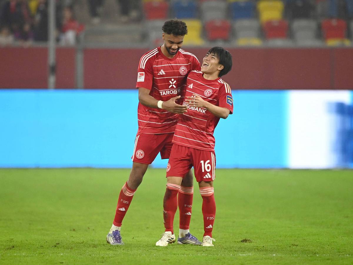 Elias Egouli und Satoshi Tanaka (r.) mit guter Laune auf dem Spielfeld.