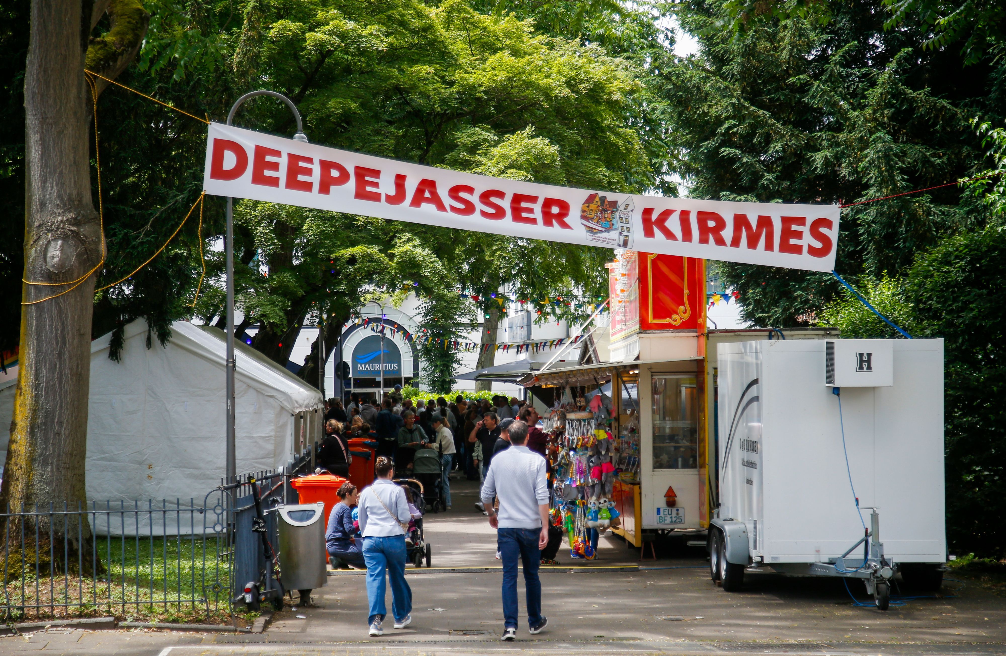 Blick auf den Eingangsbereich der Deepejasser Kirmes in Köln.