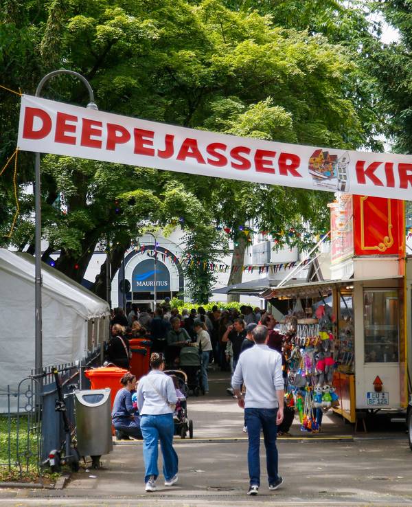 Blick auf den Eingangsbereich der Deepejasser Kirmes in Köln.