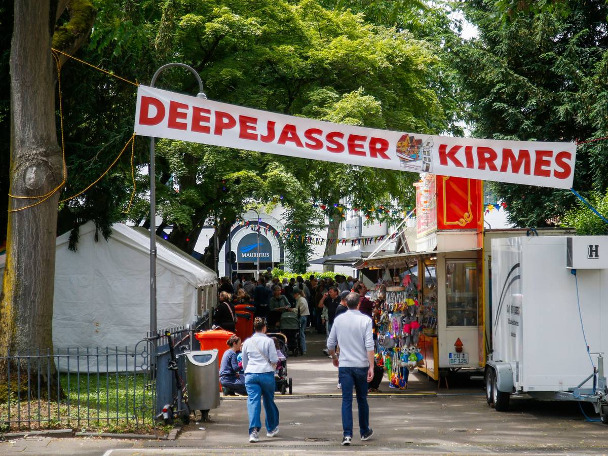Blick auf den Eingangsbereich der Deepejasser Kirmes in Köln.