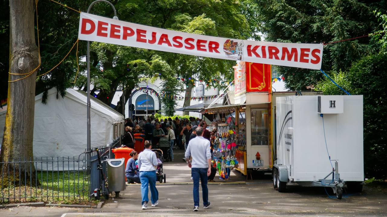 Blick auf den Eingangsbereich der Deepejasser Kirmes in Köln.