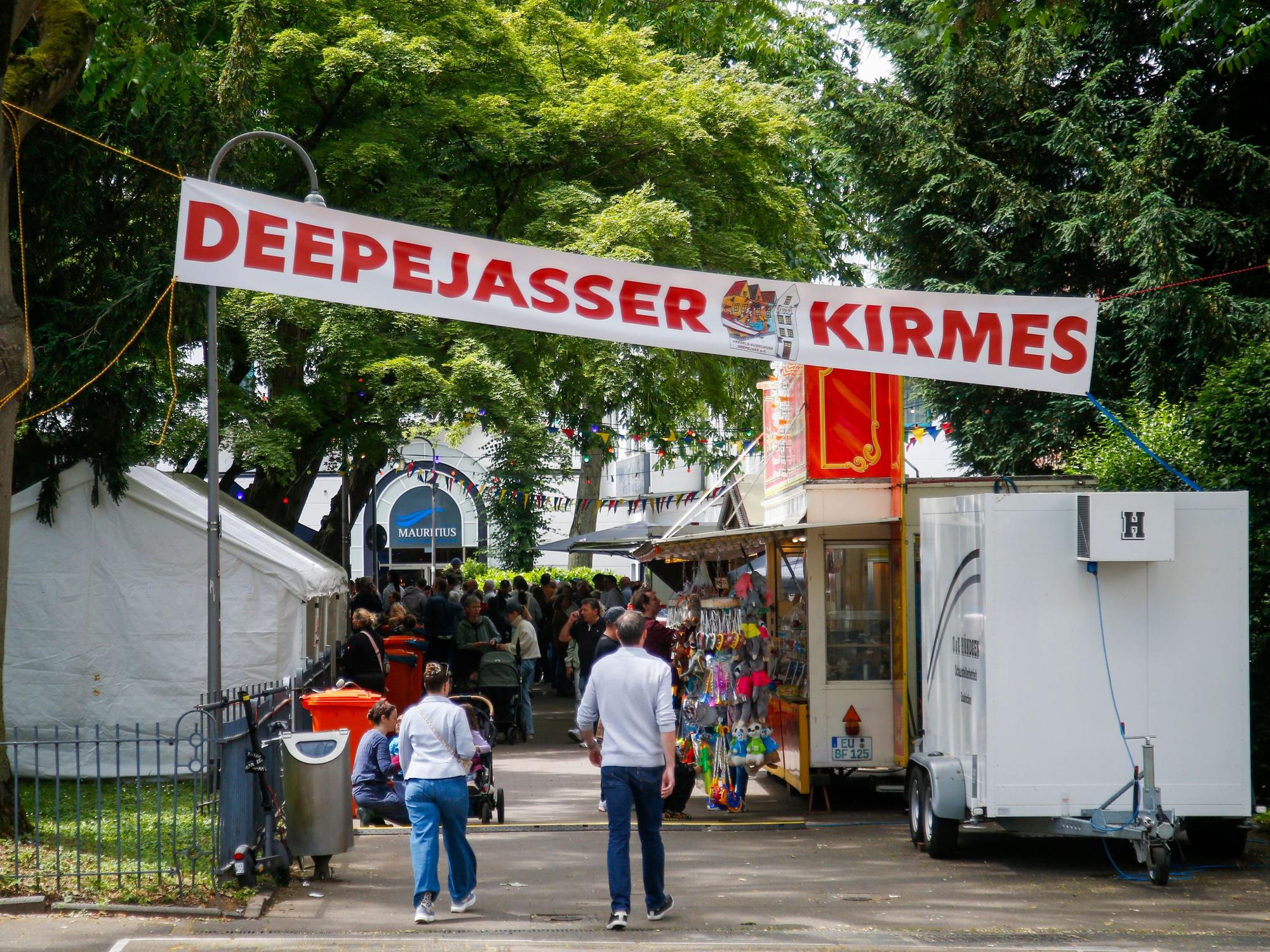 Blick auf den Eingangsbereich der Deepejasser Kirmes in Köln.