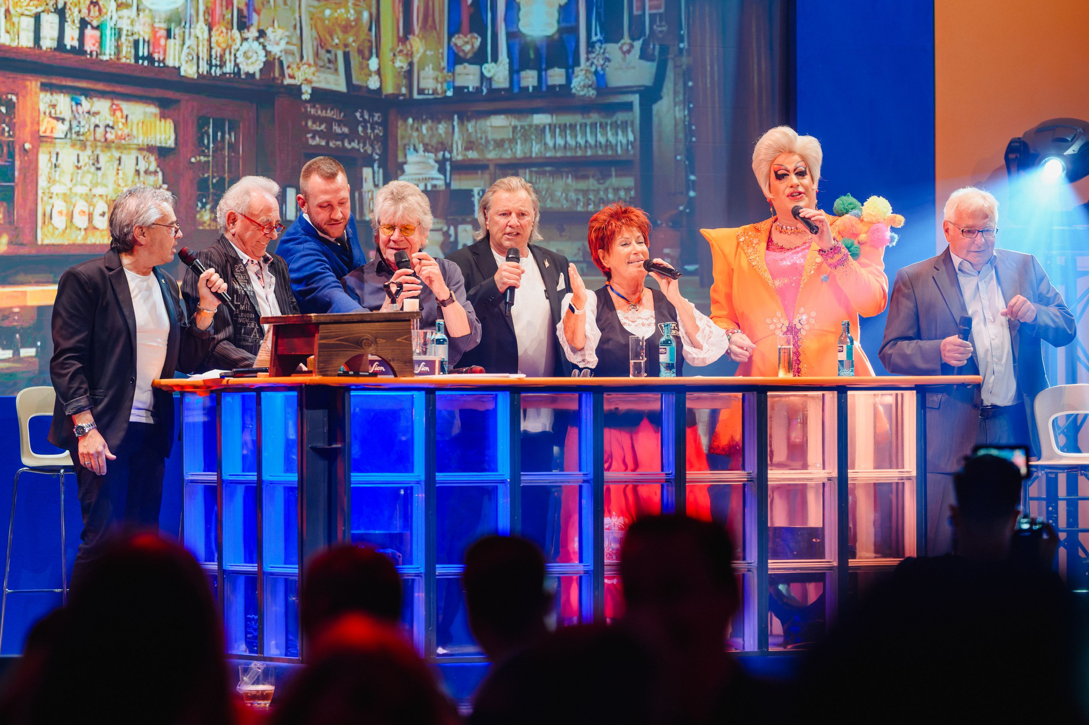 Micky Brühl, Erry Stoklosa, Freddy Braun, Bömmel Lückerath, Bubi Brühl, Marita Köllner, Julie Voyage und Peter Kempermann stehen auf der Bühne.