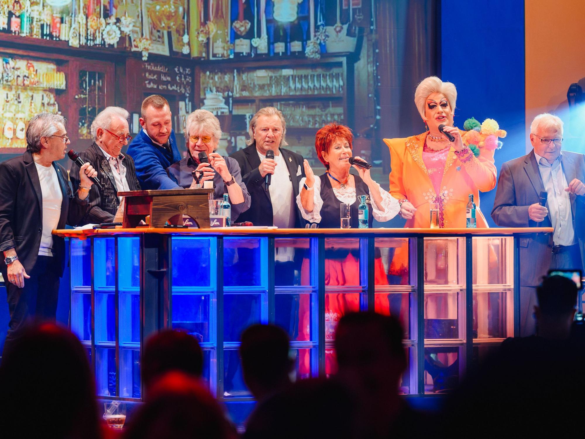 Micky Brühl, Erry Stoklosa, Freddy Braun, Bömmel Lückerath, Bubi Brühl, Marita Köllner, Julie Voyage und Peter Kempermann stehen auf der Bühne.