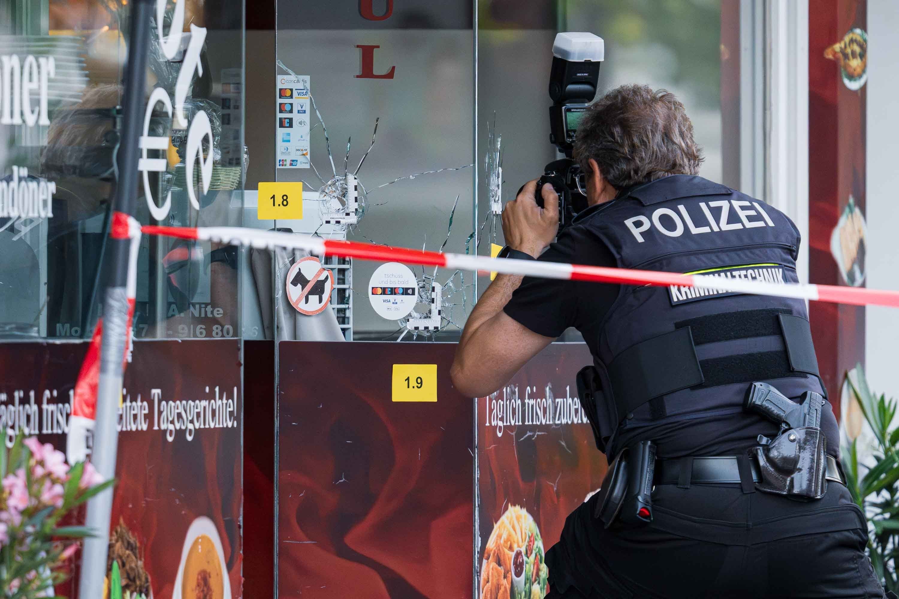 Schüsse auf einen Imbiss in Köln-Höhenberg, die Polizei sichert am Sonntagmorgen die Spuren.