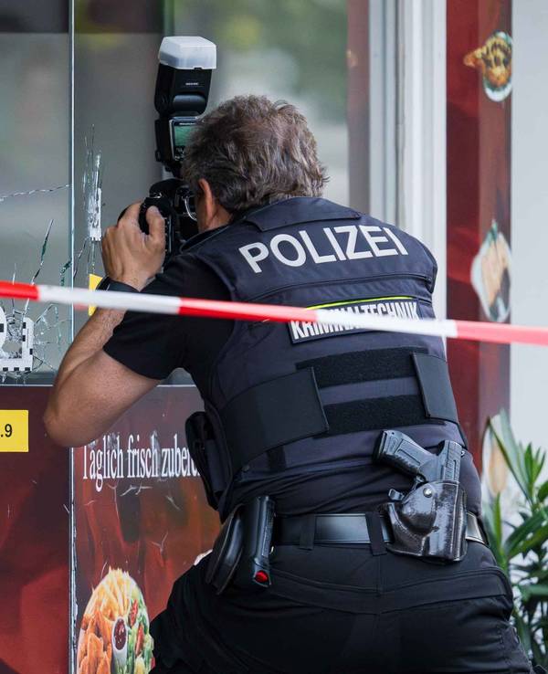 Schüsse auf einen Imbiss in Köln-Höhenberg, die Polizei sichert am Sonntagmorgen die Spuren.