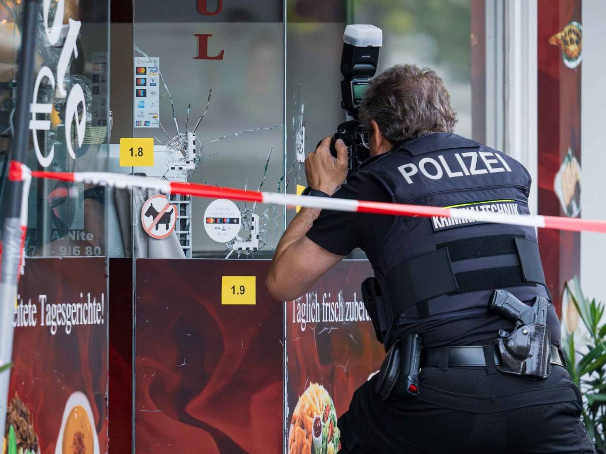 Schüsse auf einen Imbiss in Köln-Höhenberg, die Polizei sichert am Sonntagmorgen die Spuren.