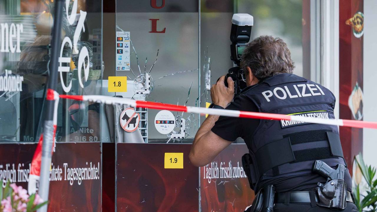 Schüsse auf einen Imbiss in Köln-Höhenberg, die Polizei sichert am Sonntagmorgen die Spuren.