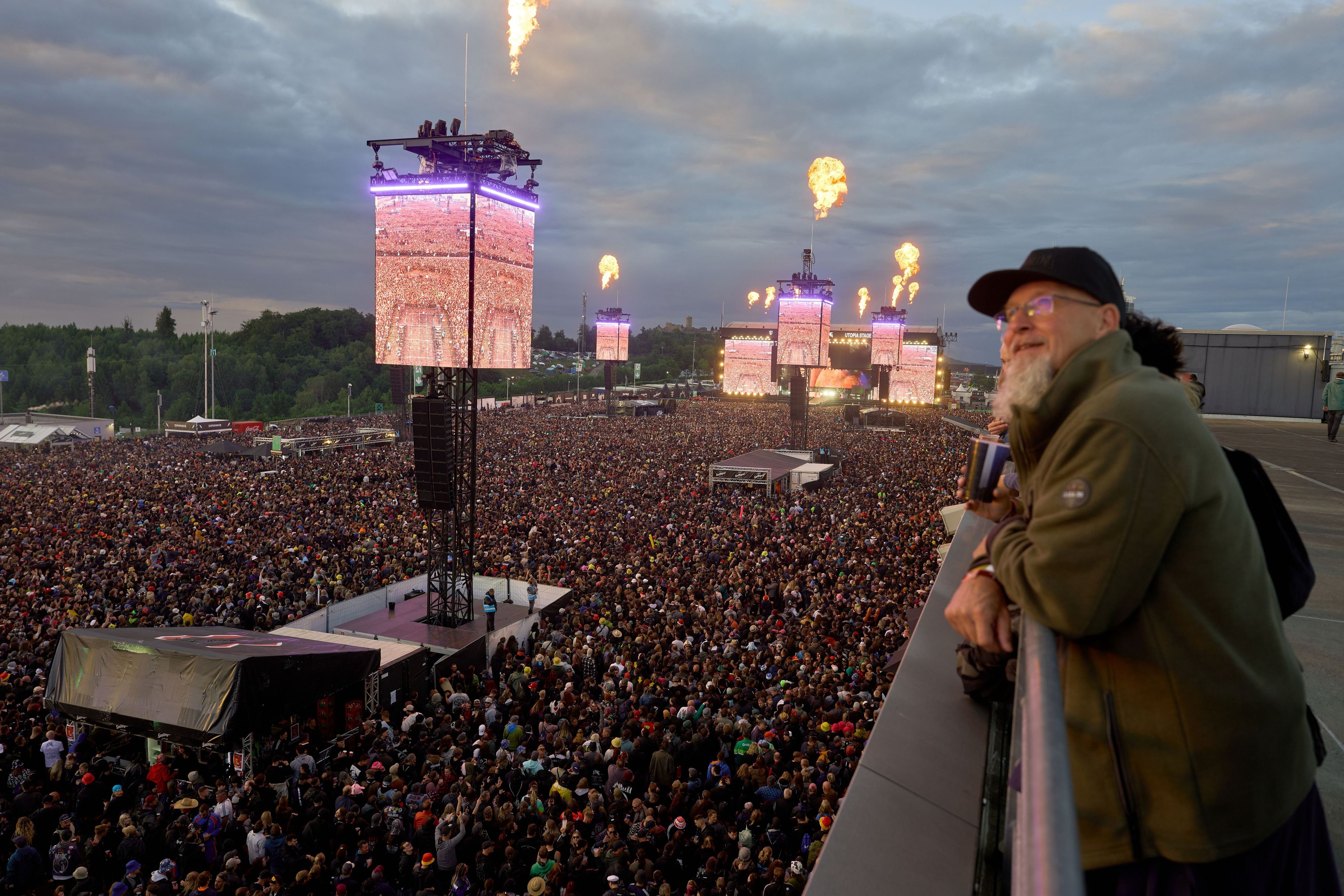 Rockfans stehen während des Auftritts der amerikanischen Metalband „Papa Roach“ bei Rock am Ring vor der Utopiastage.