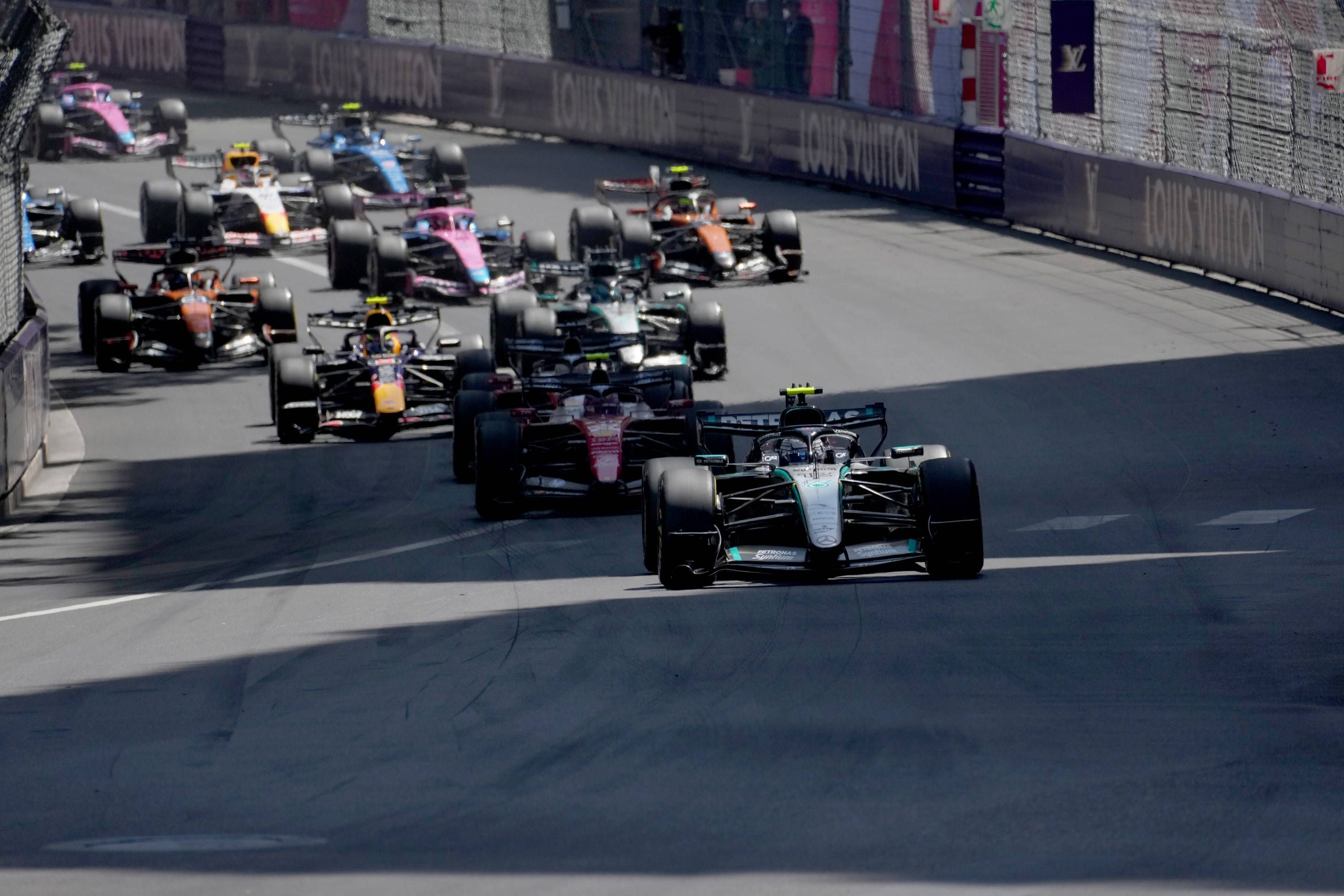 Die Formel-1-Autos fahren über die Strecke in Monaco.
