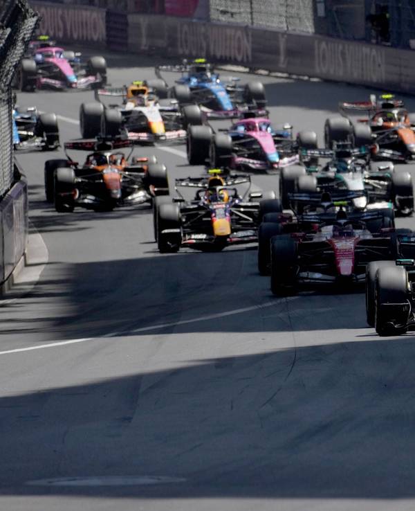 Die Formel-1-Autos fahren über die Strecke in Monaco.