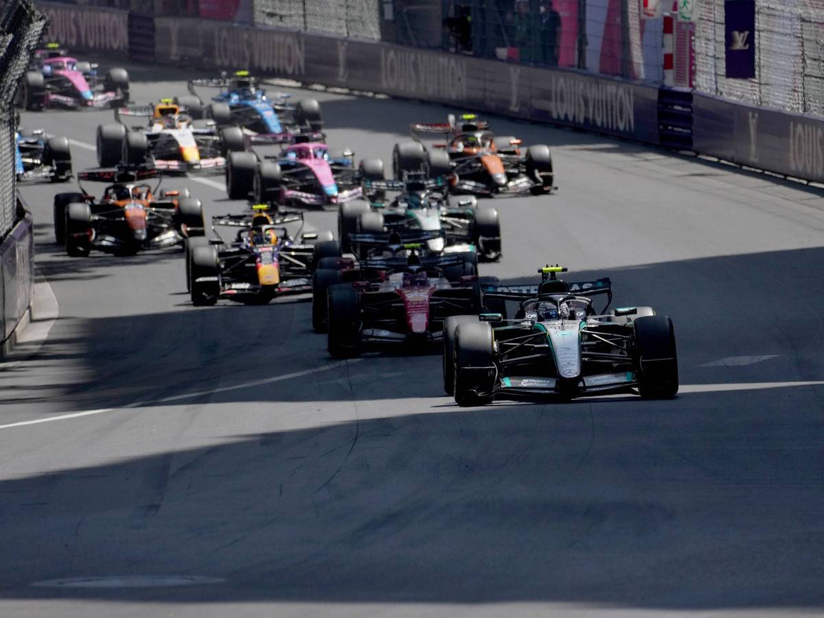 Die Formel-1-Autos fahren über die Strecke in Monaco.