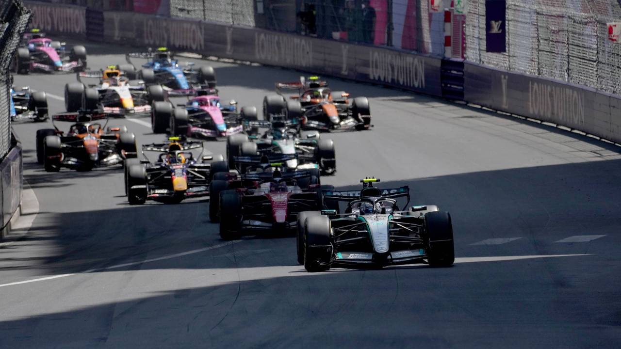 Die Formel-1-Autos fahren über die Strecke in Monaco.