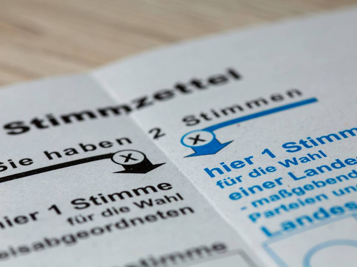 Stimmzettel mit Text und Pfeilen