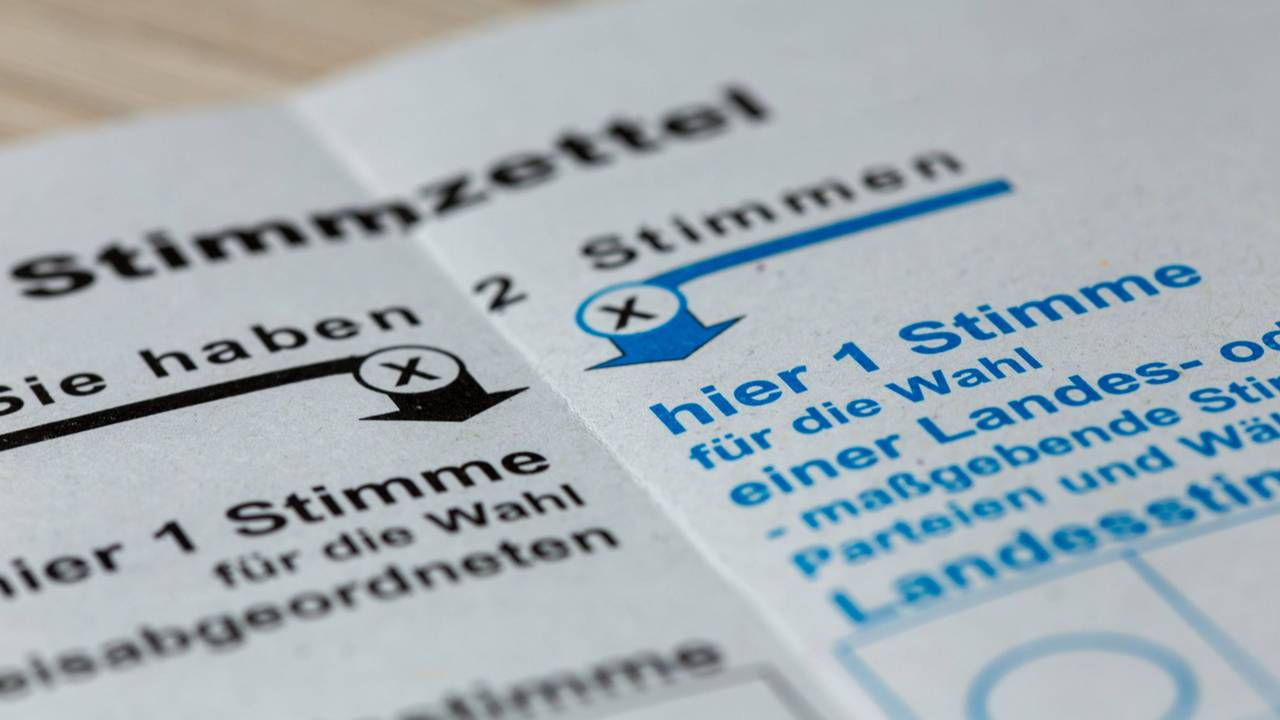 Stimmzettel mit Text und Pfeilen