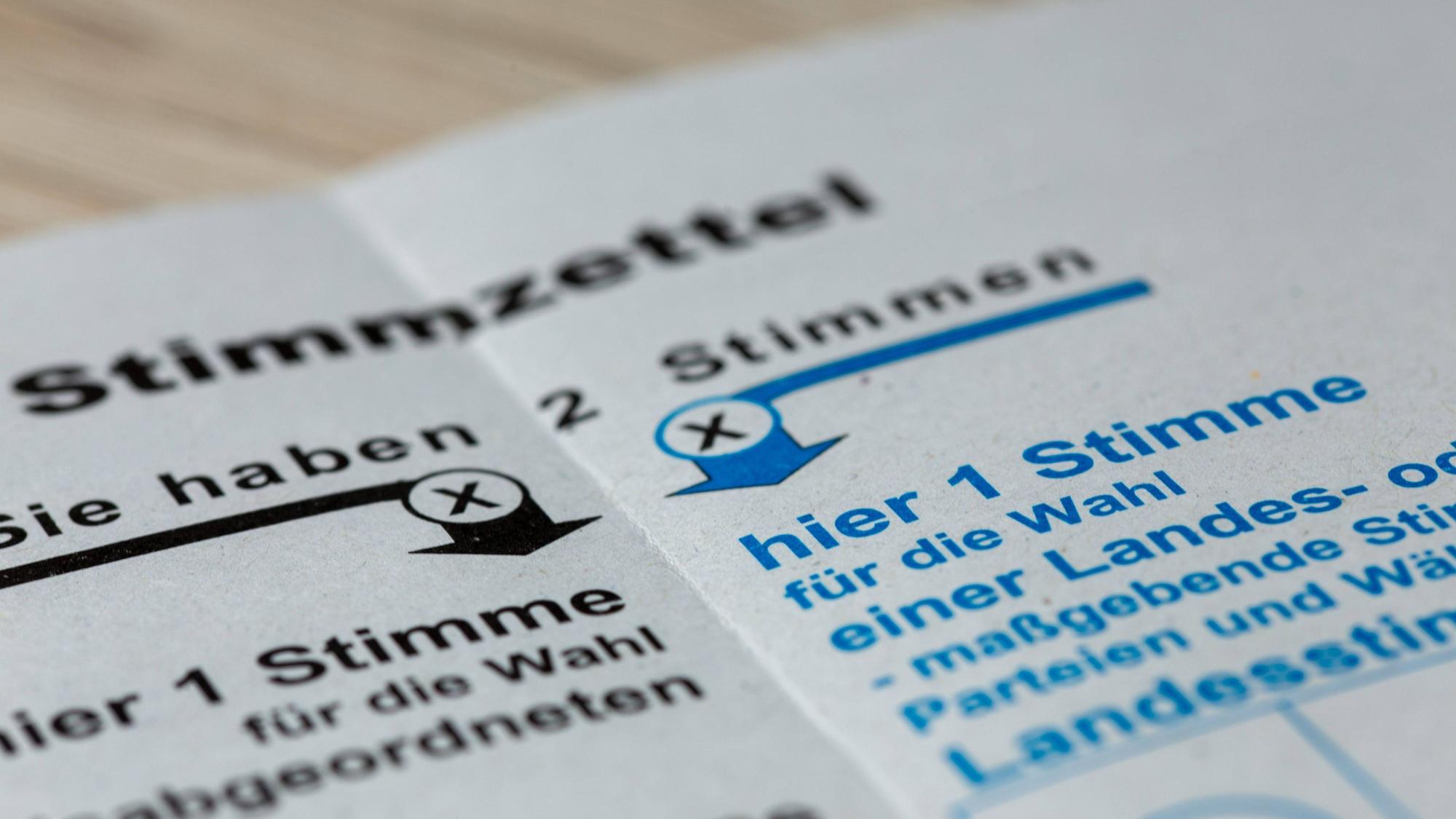 Stimmzettel mit Text und Pfeilen