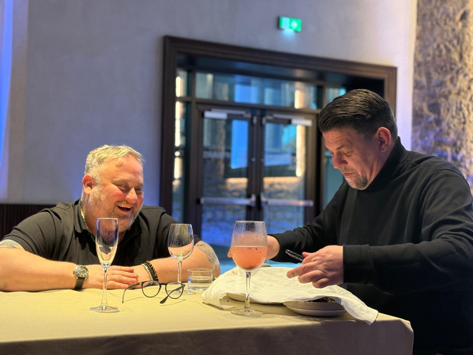 Tim Mälzer lässt sich von Matthias Diether (l.) bei der Verkostung der veganen Blutwurst nicht in die Karten schauen.

 (Bild:  RTL / Endemol Shine / Alina Hildebrandt)