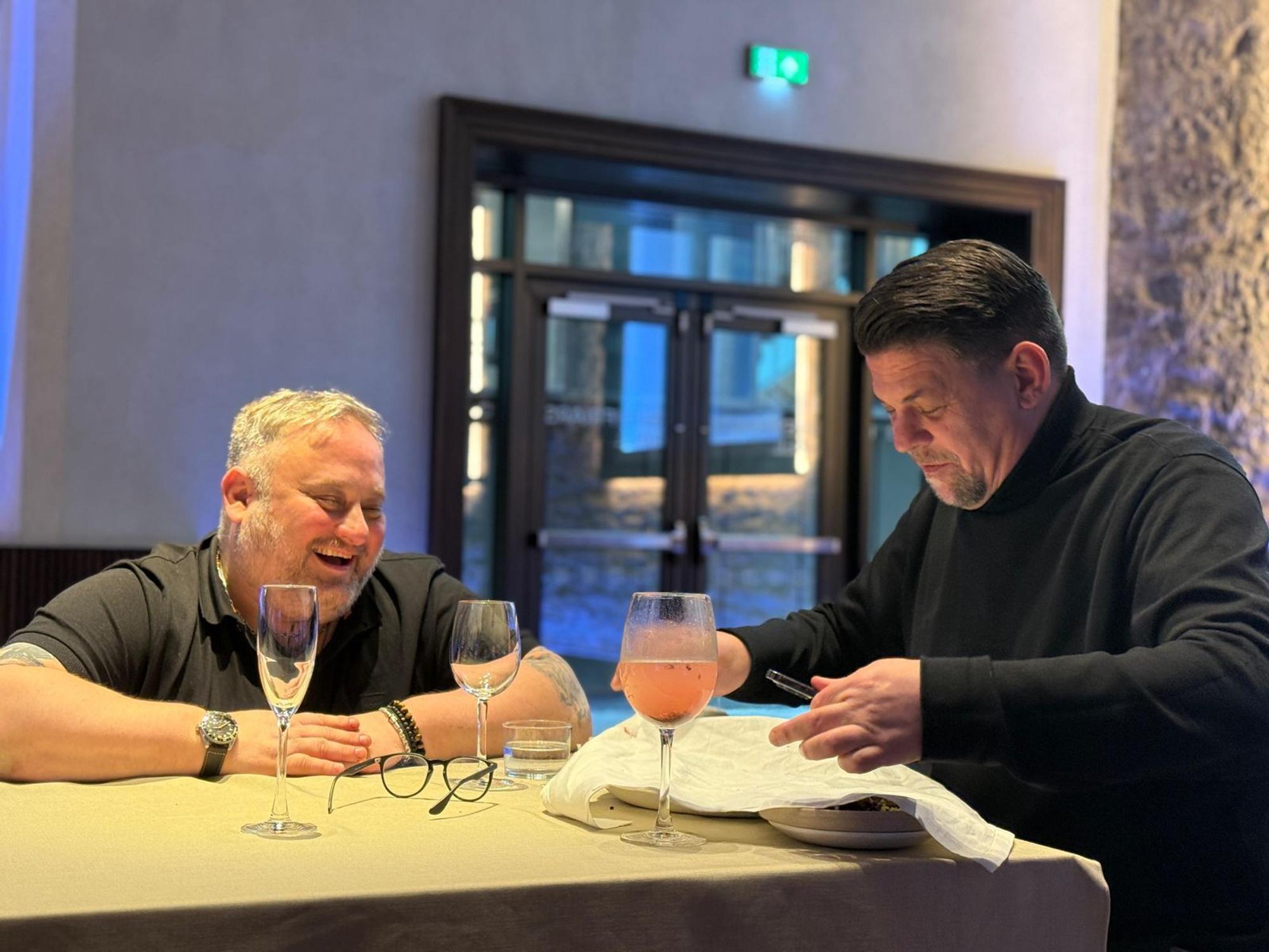 Tim Mälzer lässt sich von Matthias Diether (l.) bei der Verkostung der veganen Blutwurst nicht in die Karten schauen.
(Bild: RTL / Endemol Shine / Alina Hildebrandt)