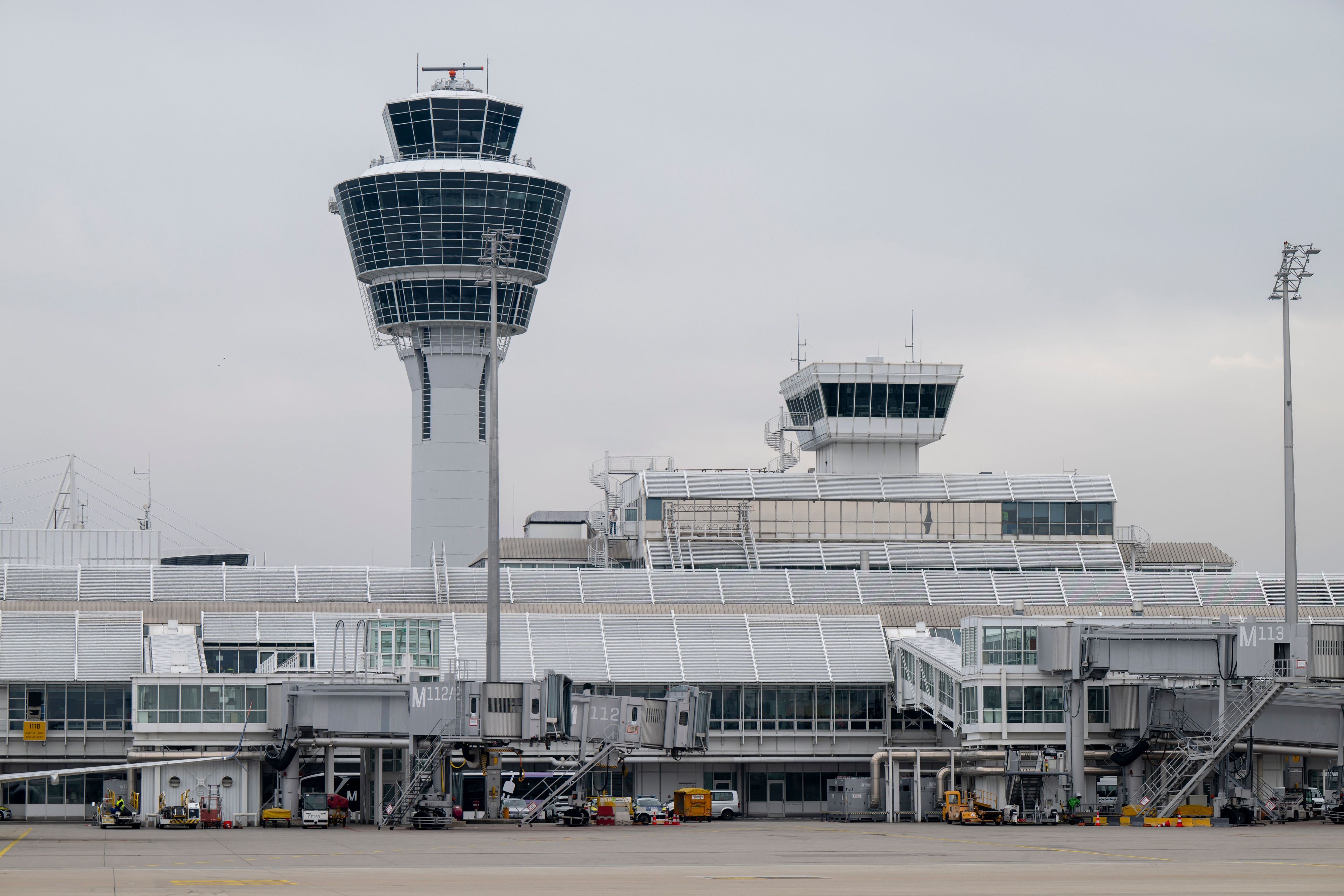 Der Tower und der Terminal 1 am Münchner Flughafen am Tower.