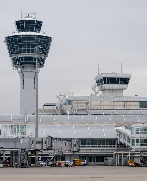 Der Tower und der Terminal 1 am Münchner Flughafen am Tower.