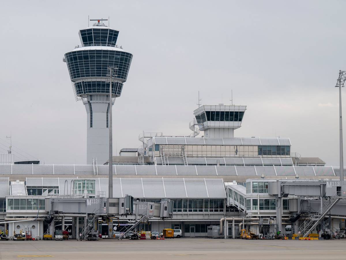 Der Tower und der Terminal 1 am Münchner Flughafen am Tower.