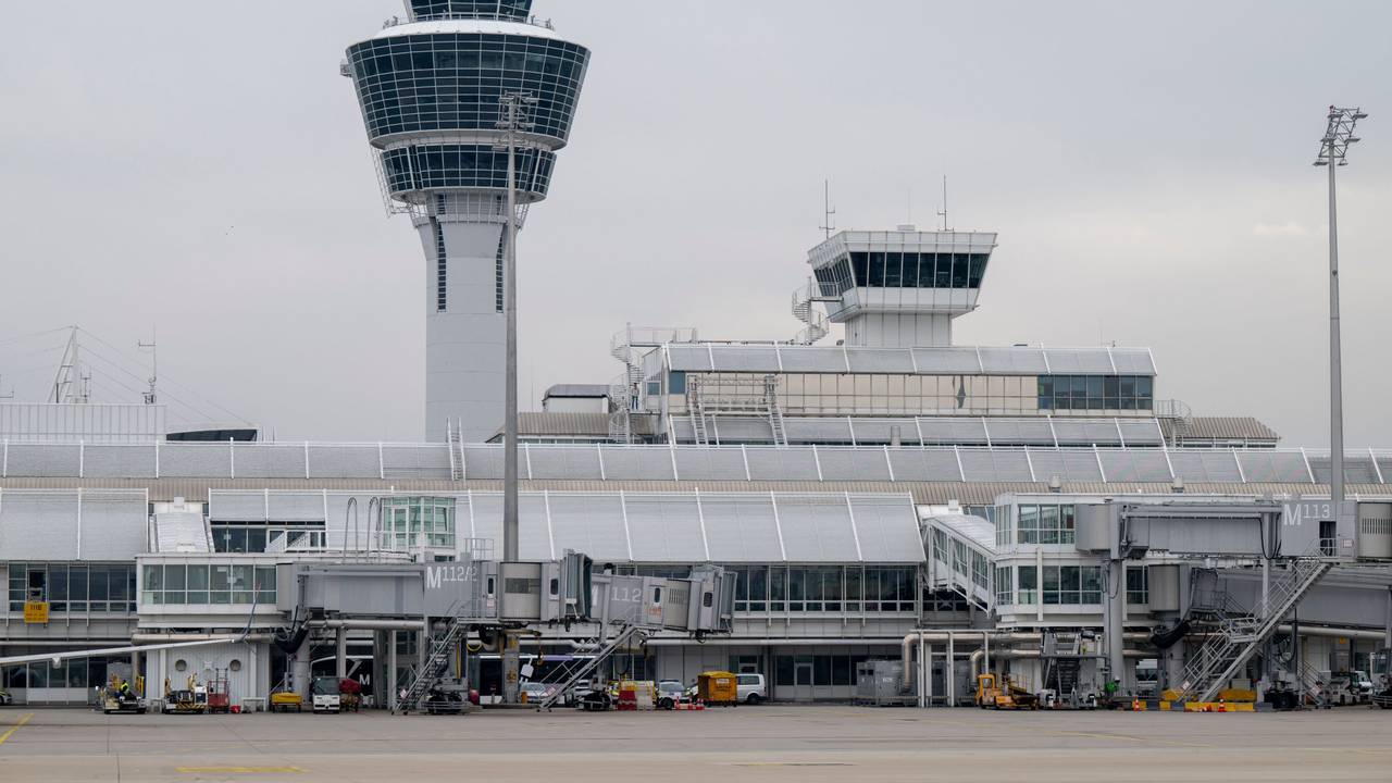 Der Tower und der Terminal 1 am Münchner Flughafen am Tower.
