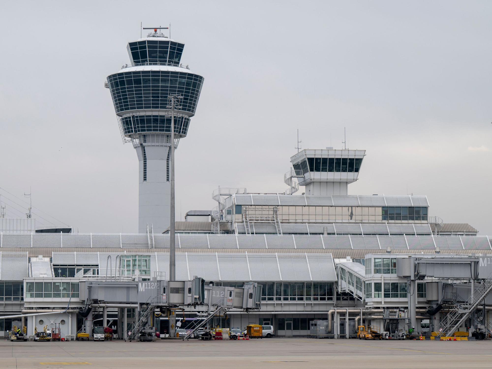 Der Tower und der Terminal 1 am Münchner Flughafen am Tower.