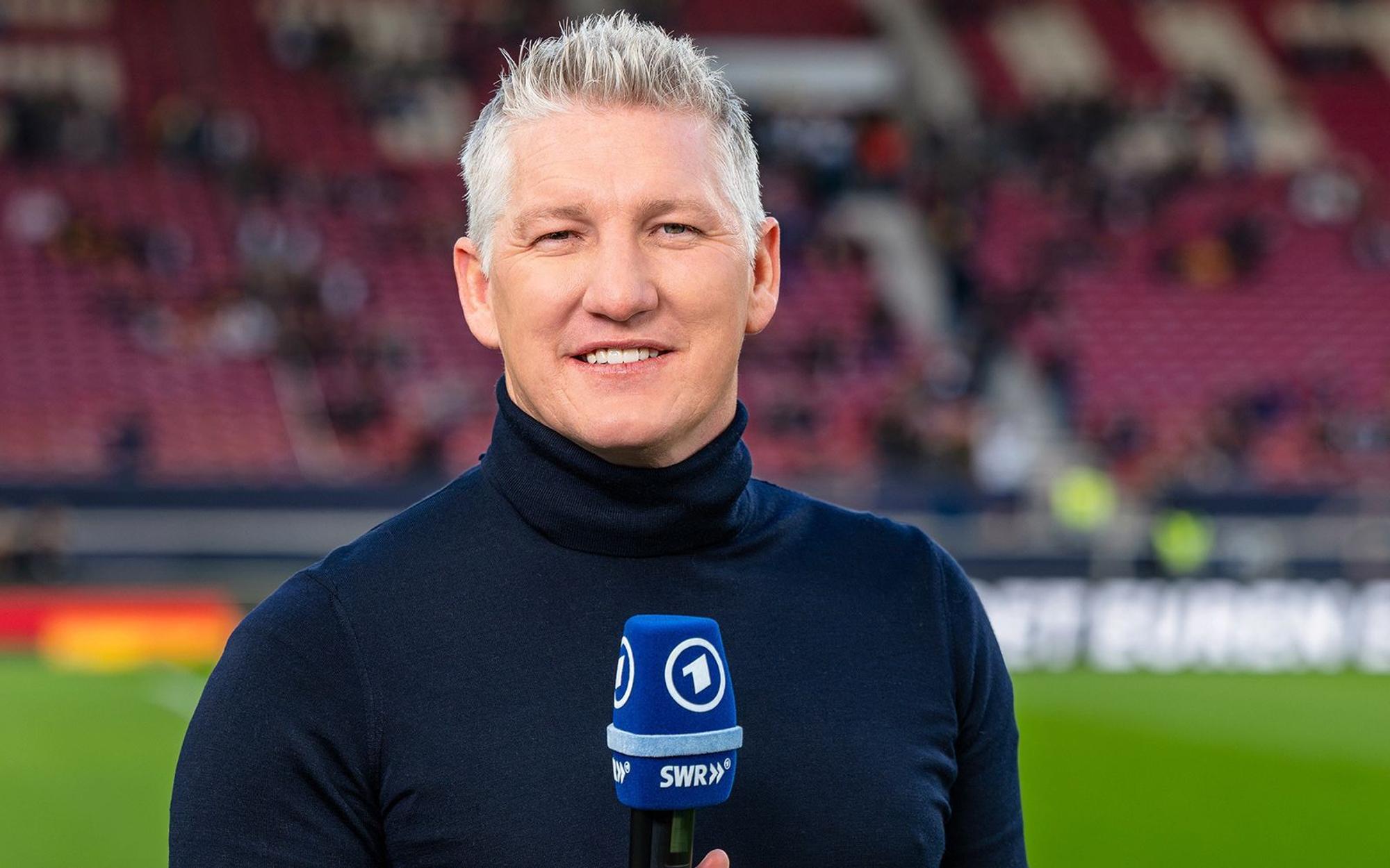 Ab Freitag, 12. Juni, ist Fußball-Weltmeister Bastian Schweinsteiger als ARD-Experte auf Sendung. Im Interview spricht er über die deutschen Erfolgsaussichten und räumt mit klassischen Fehlurteilen über „leichte“ Länderspielgegner auf. (Bild: SWR/Patricia Neligan)