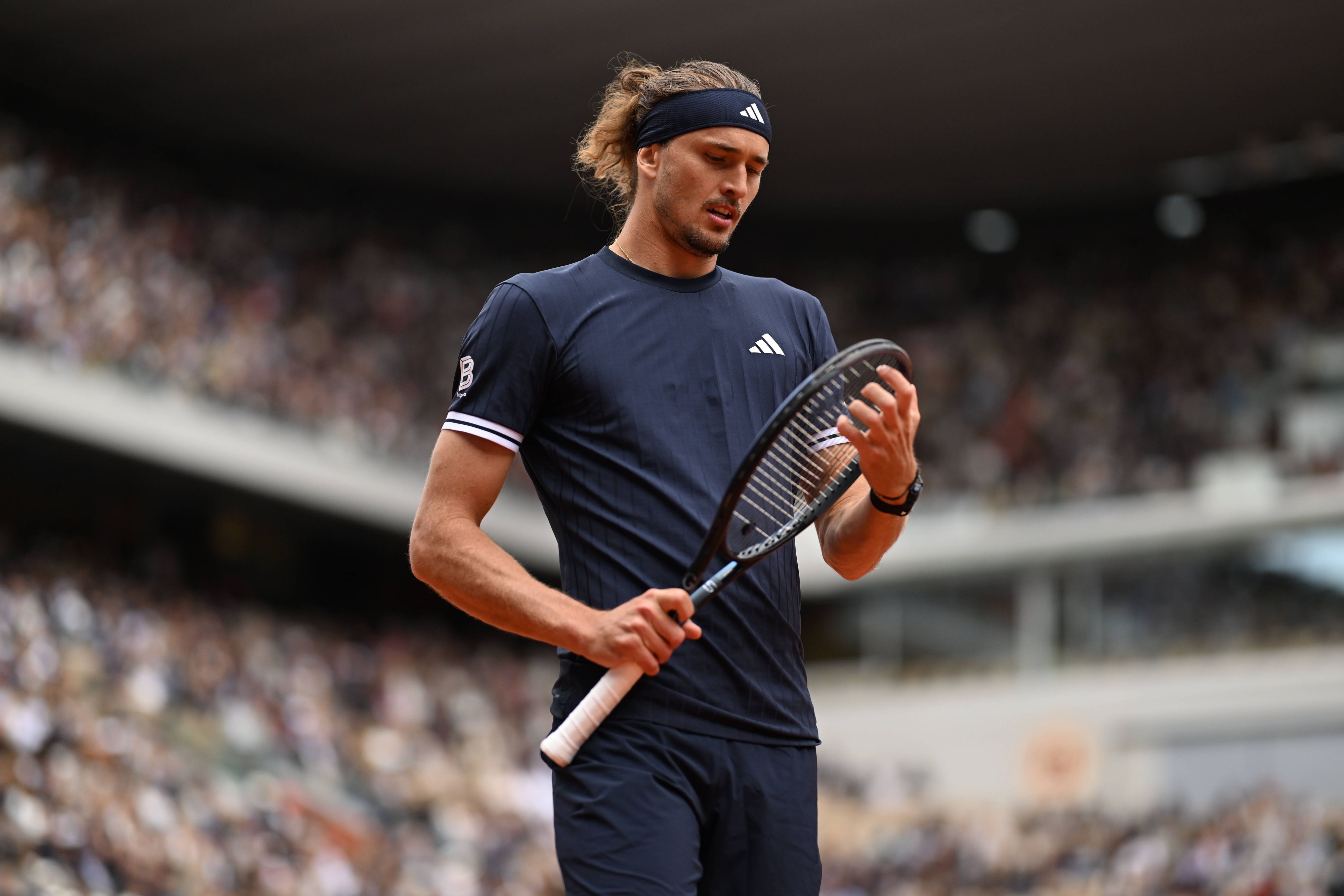 Bei den French Open blickt Alexander Zverev auf seinen Schläger.