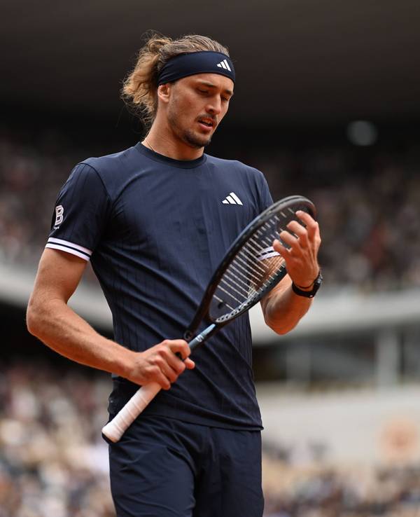 Bei den French Open blickt Alexander Zverev auf seinen Schläger.