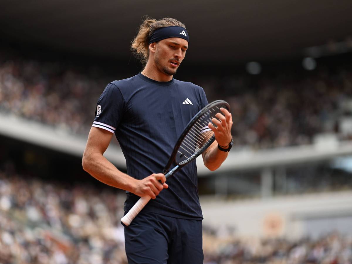 Bei den French Open blickt Alexander Zverev auf seinen Schläger.