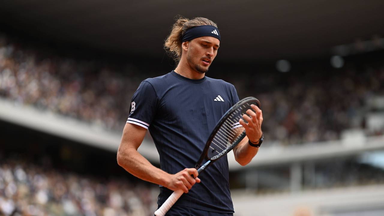 Bei den French Open blickt Alexander Zverev auf seinen Schläger.