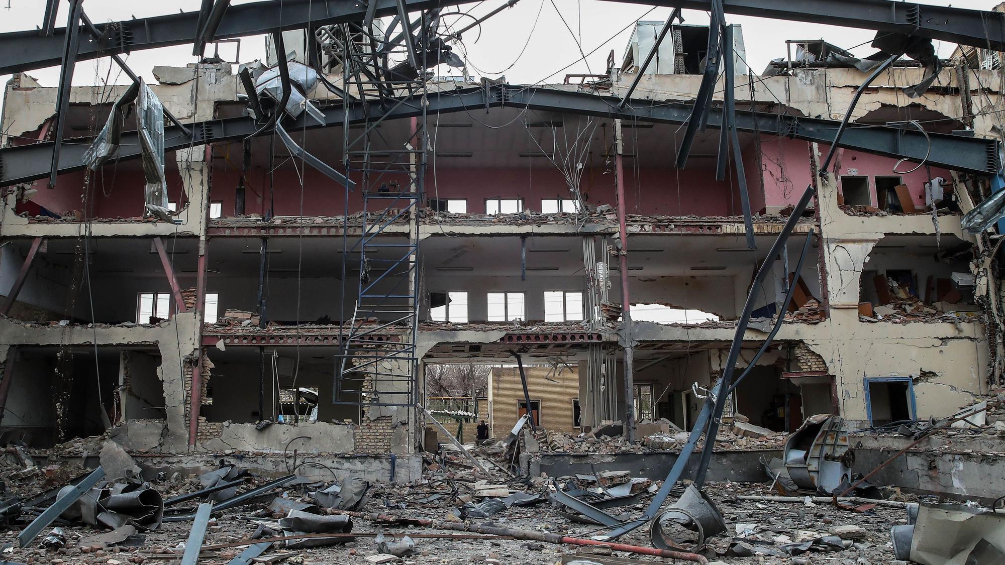 Ein Gebäude, das zu einem Komplex mit Sportanlagen gehört haben soll, ist nach Luftangriffen zerstört.
