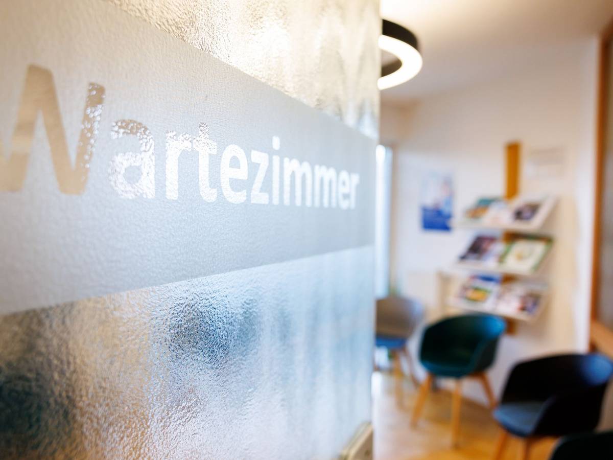 Wartezimmer in Hausarztpraxis