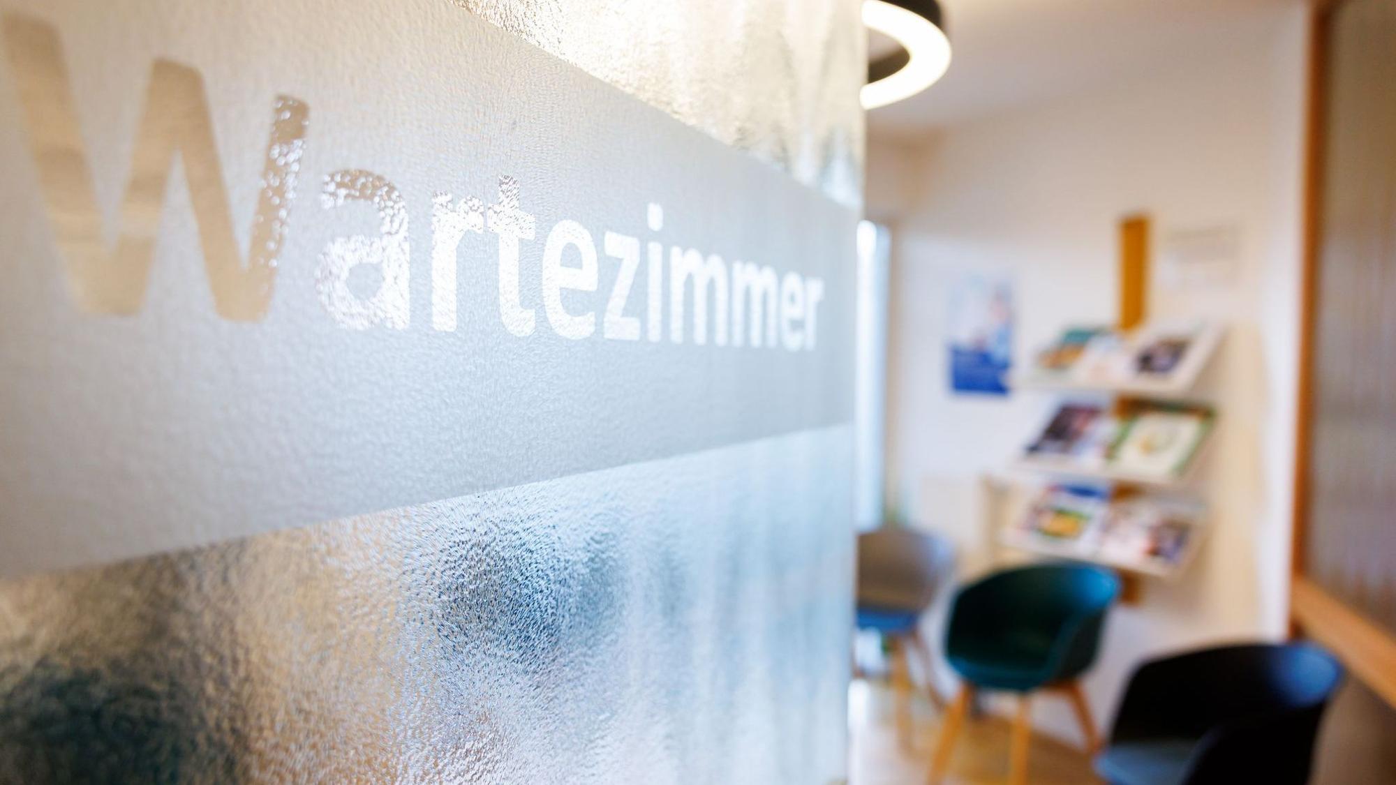 Wartezimmer in Hausarztpraxis