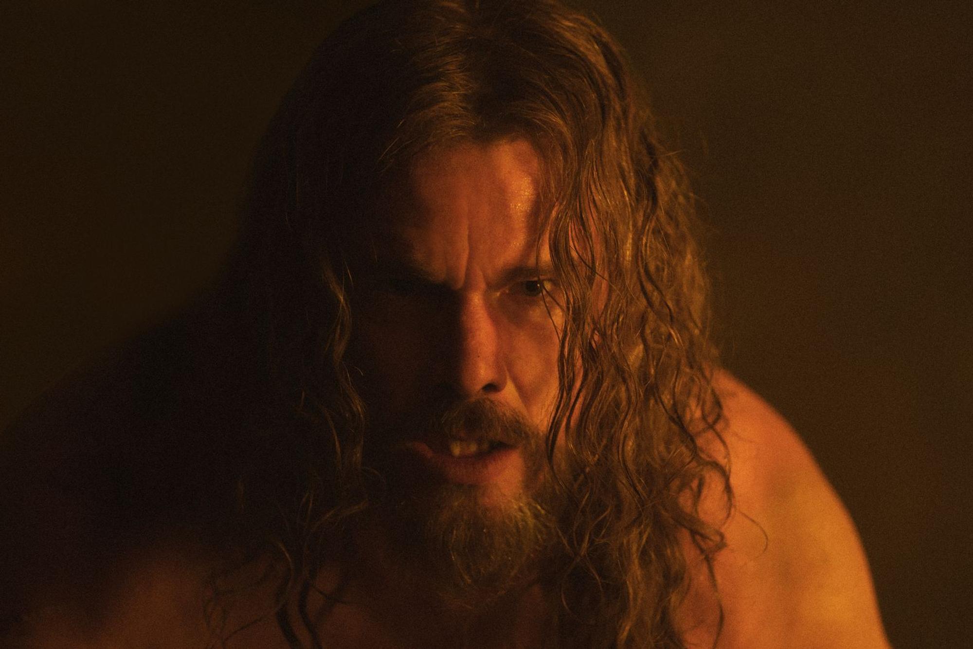 Amleths Vater, König Aurvandil (Ethan Hawke), wird von seinem eigenen Bruder Fjölnir getötet, der sich anschließend sowohl das Königreich Aurvandils als auch dessen Witwe unter den Nagel reißt. (Bild: ZDF/Aidan Monaghan)