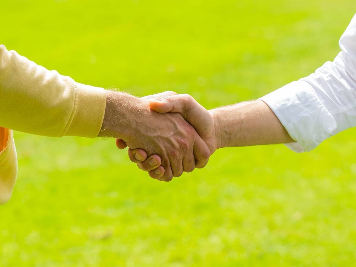 Symbolbild - Begrüßung mit Handschlag
