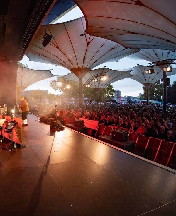 Die Egerländer Musikanten mit Alexander Wurz auf der Bühne.