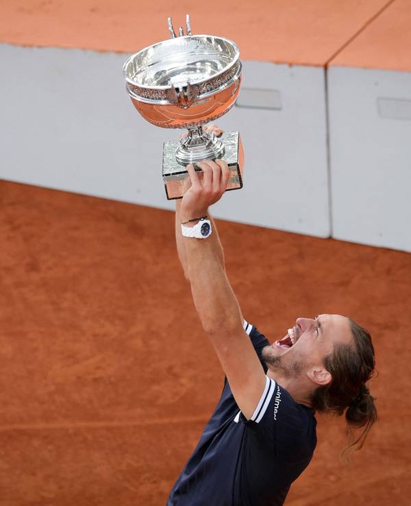 Alexander Zverev gewinnt das Finale der French Open und reckt die Trophäe in die Höhe.