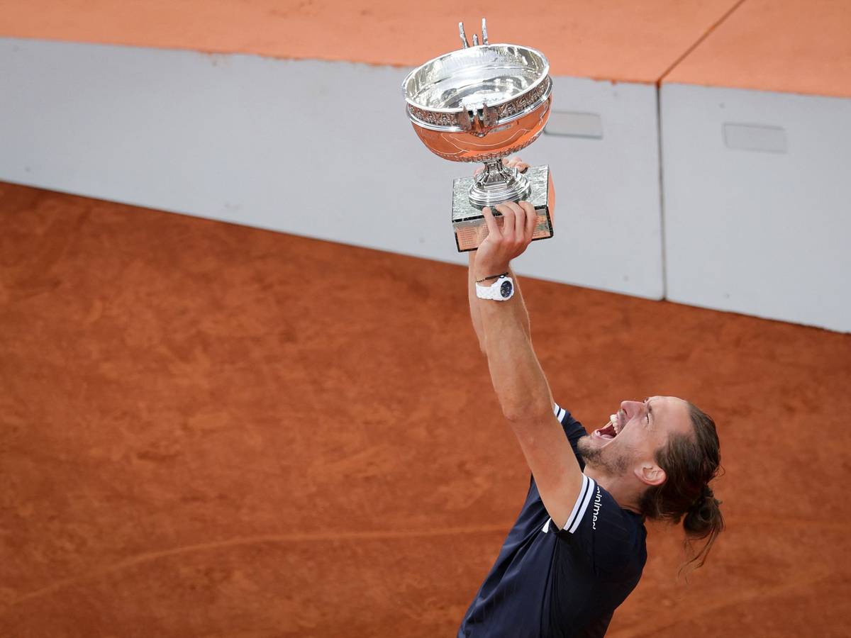 Alexander Zverev gewinnt das Finale der French Open und reckt die Trophäe in die Höhe.