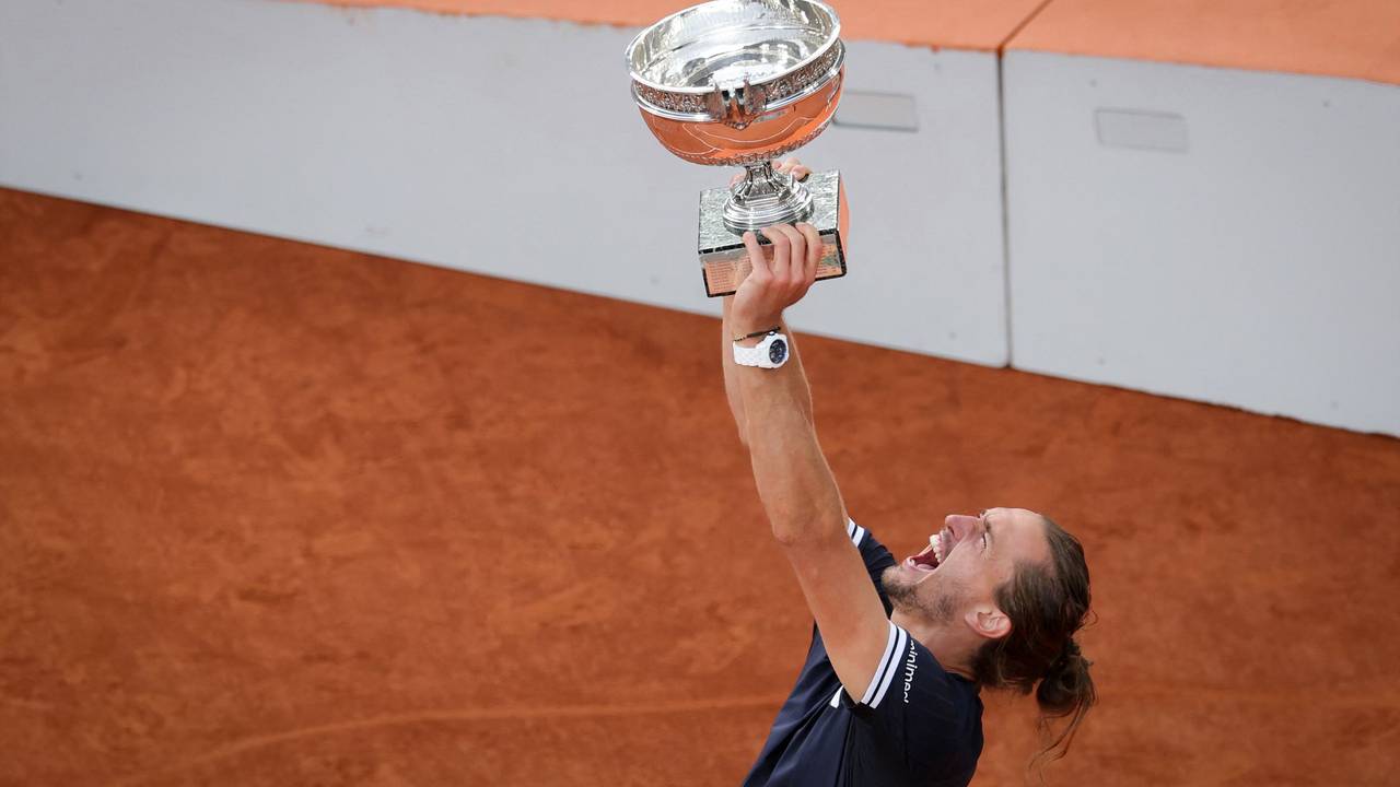Alexander Zverev gewinnt das Finale der French Open und reckt die Trophäe in die Höhe.