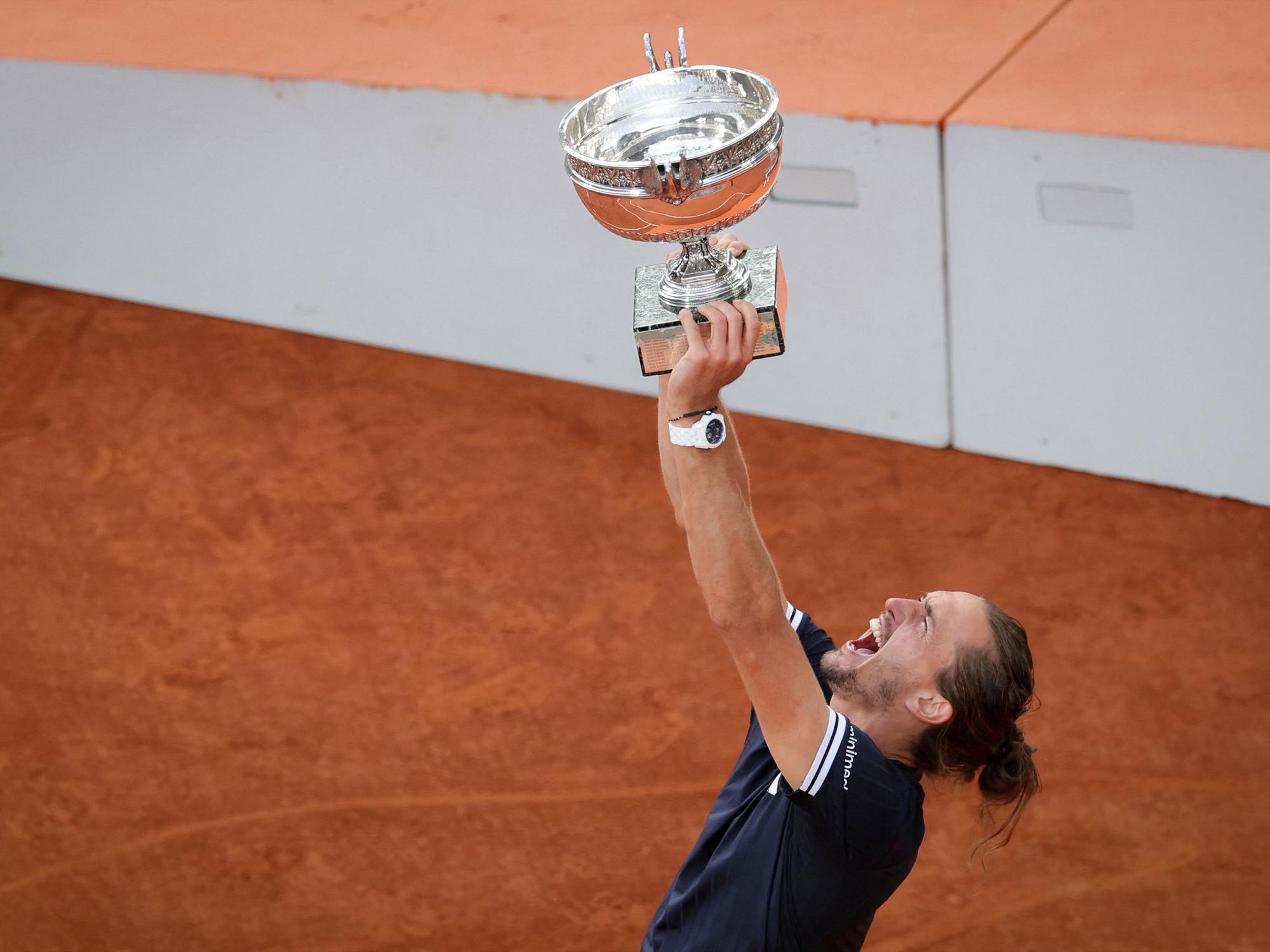 Alexander Zverev gewinnt das Finale der French Open und reckt die Trophäe in die Höhe.