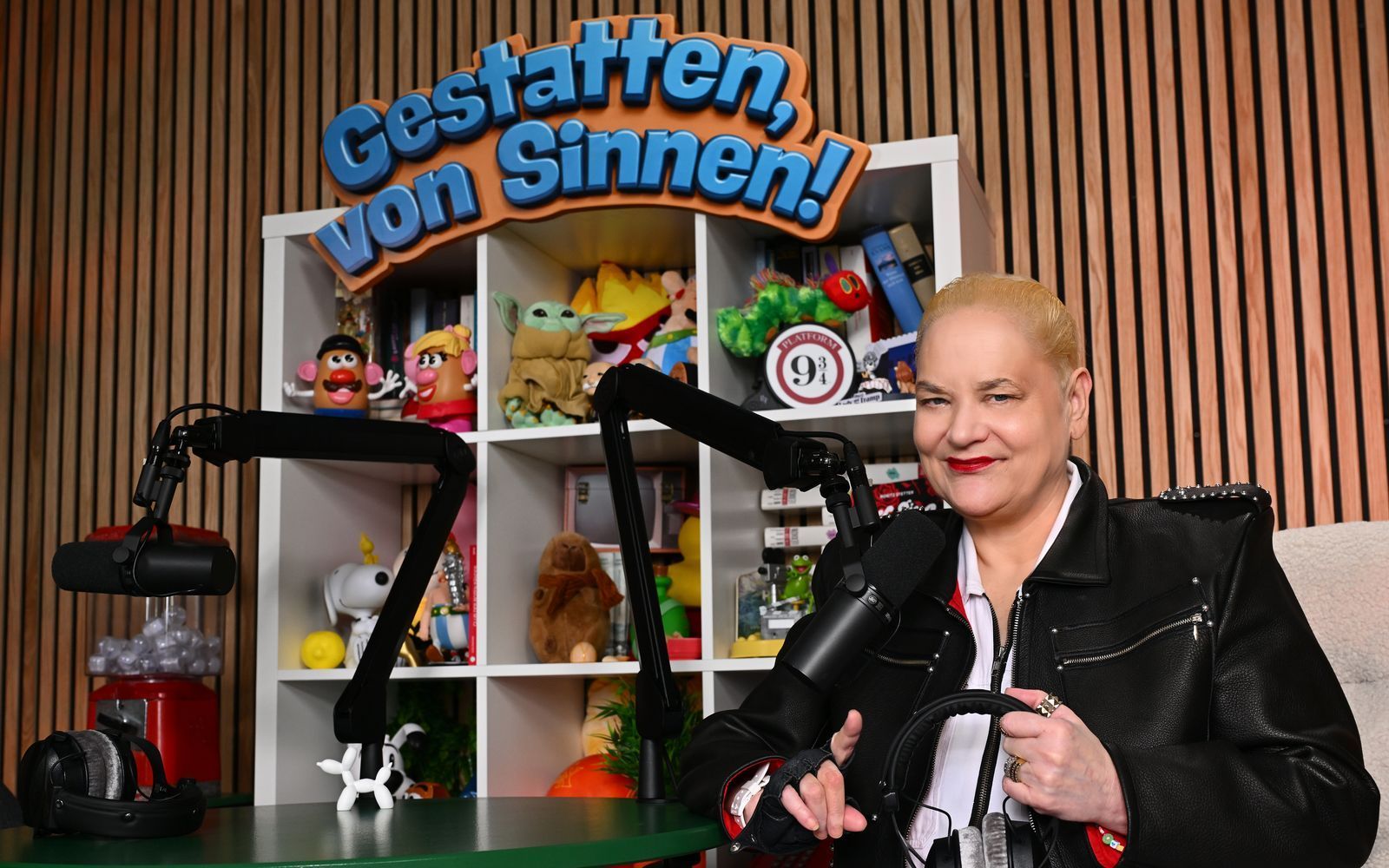 Für ihren neuen Podcast versammelt Hella von Sinnen prominente Gäste wie Mike Krüger, Evelyn Burdecki, Guido Cantz und Claudia Roth. Von Sinnen versteht das Format ausdrücklich nicht als journalistisches Interview. „Ich bin keine Journalistin. Ich bin das Helli, und ich möchte mich einfach unterhalten:“ (Bild: Willy Weber)