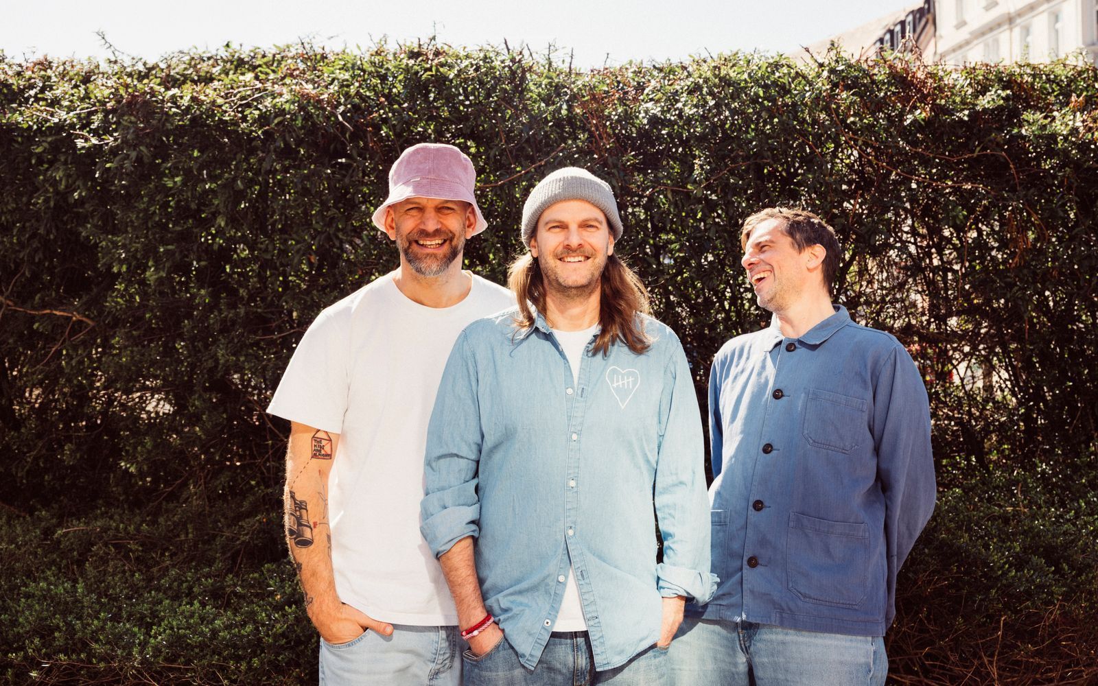 Die Sportfreunde Stiller (von links: Florian Weber, Peter Brugger und Rüdiger Linhof) feiern 30-Jahre-Bandjubiläum.  (Bild: BR/Florida Factual GmbH/Berlin Producers Media GmbH/Ingo Pertramer)