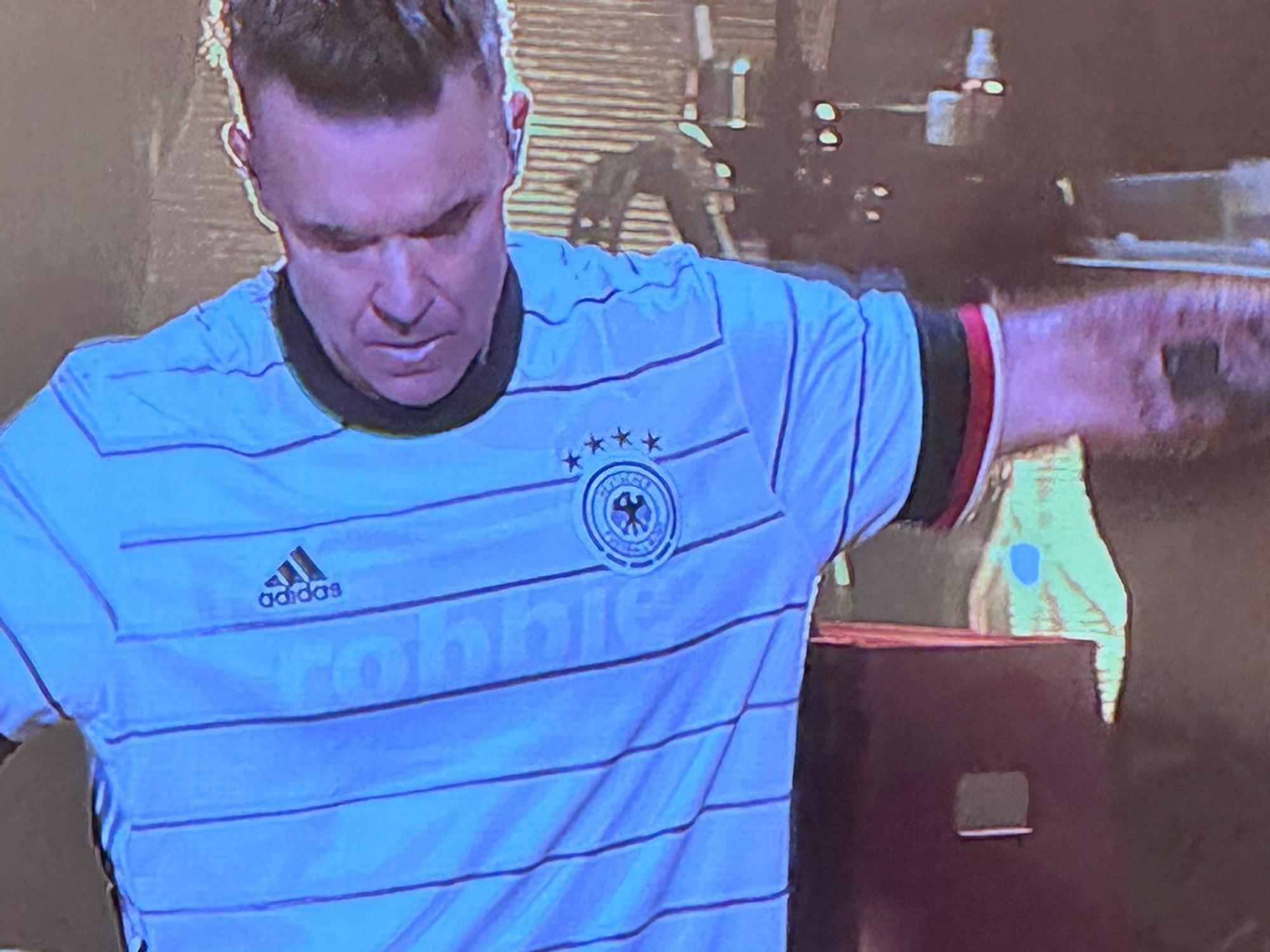 Robbie Williams steht beim Auftritt auf der Bühne.