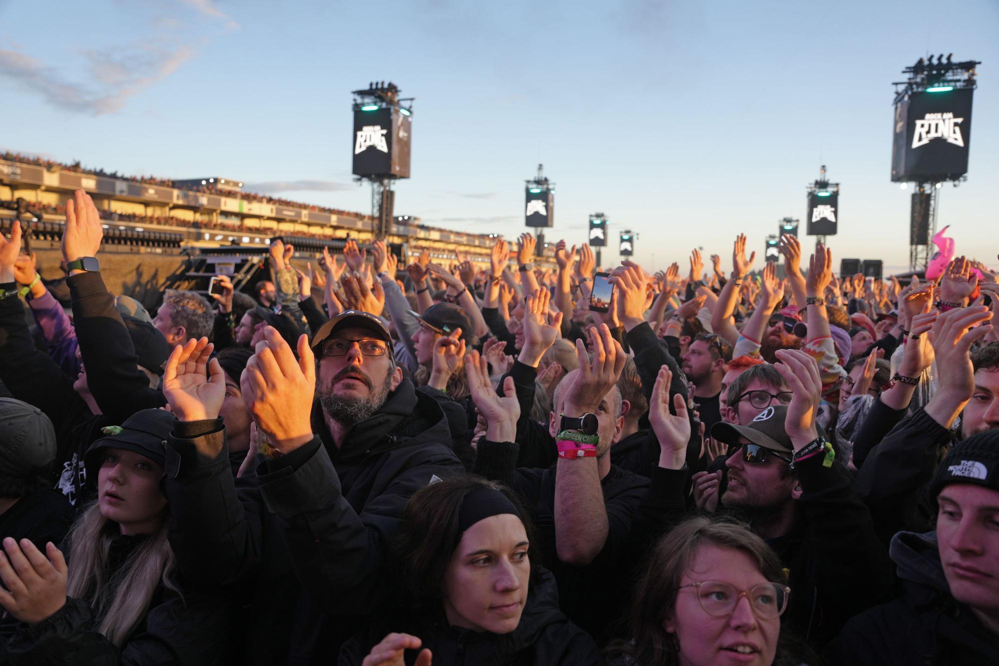 Dicht an dicht standen die Rockfans während des Auftritts der us-amerikanischen Metalband „Papa Coach“.